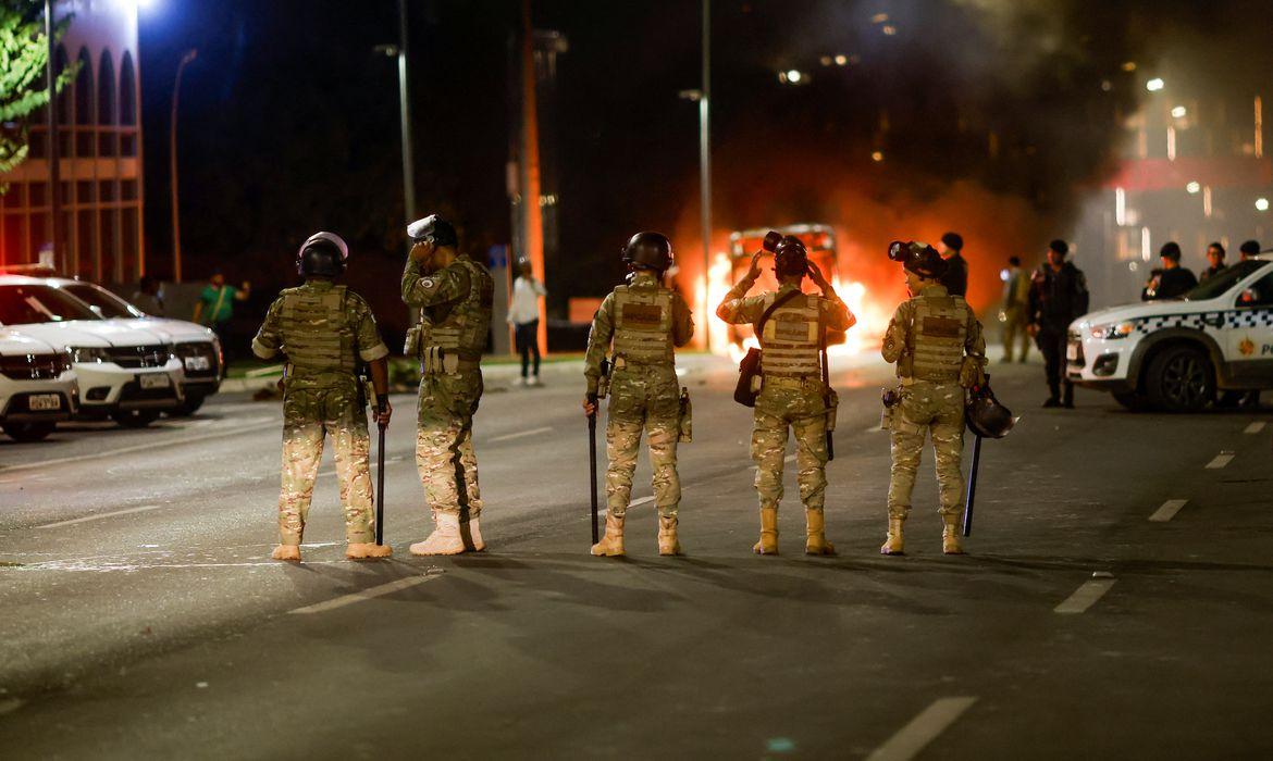 Manifestantes tentam invadir sede da PF e queimam veículos no DF