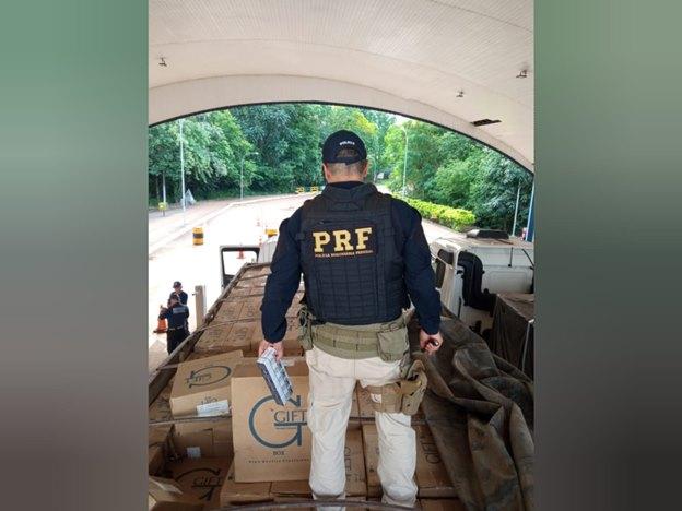 PRF apreende caminhão carregado com cigarros contrabandeados na BR-163